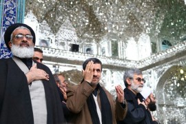 حضور احمدی نژاد در ایوان آینه حرم حضرت معصومه(س) و اعتراض روزنامه منتسب به خانواده هاشمی/ مانور احمدی نژادی در شهر روحانی