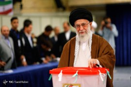 حضور رهبری معظم انقلاب در پای صندوق رأی 