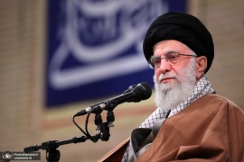 مقام معظم رهبری : مردمی بودن به ادعاکردن نیست. باید مثل مردم زندگی کنیم و با طبقات مختلف مردم انس بگیریم 